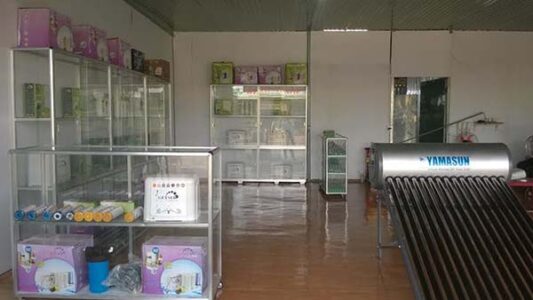 Kệ hàng máy lọc nước Nano geyser tại ĐăkNông