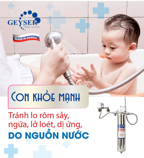 Em bé đang tắm bằng nước lọc từ hệ thống lọc nước sạch cho gia đình Nano Geyser