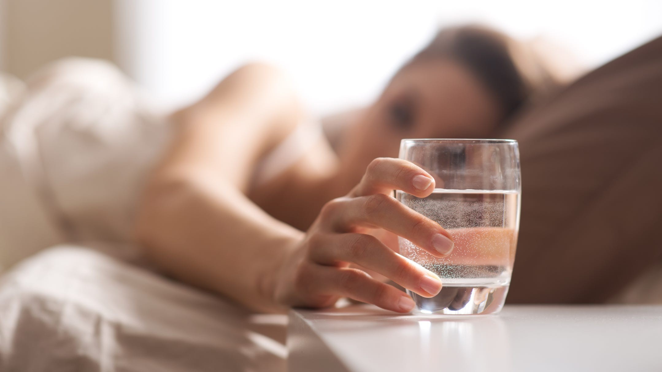 Uống nước buổi sáng tốt cho sức khỏe và mái tóc