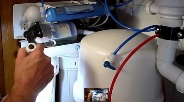 Tháo bình áp ra khỏi máy lọc nước để kiểm tra