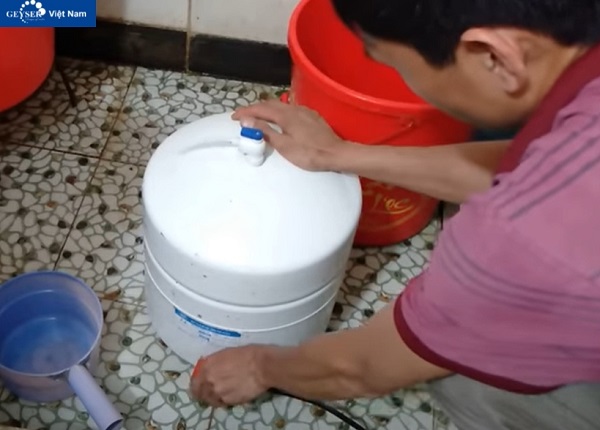 khóa đầu vào của nước trên bình áp