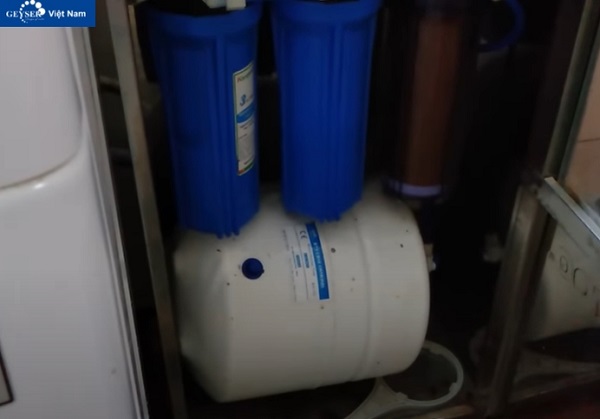 lắp bình áp vào lại máy lọc nước