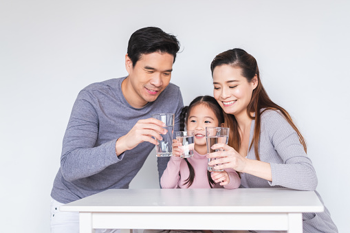 gia đình Việt Nam uống nước cùng nhau