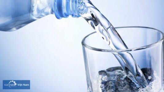 So sánh nước khoáng và nước tinh khiết