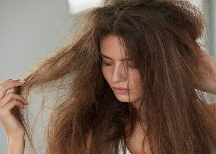 Tóc khô, xơ rối khi dùng nước có hàm lượng clo cao lâu ngày