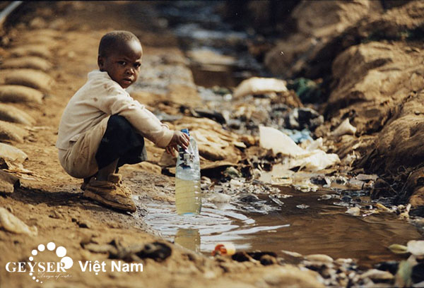 trẻ em và tình trạng thiếu nước sạch
