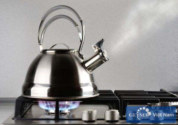 Đun sôi nước là phương pháp dễ dàng, đơn giản và tiết kiệm nhất