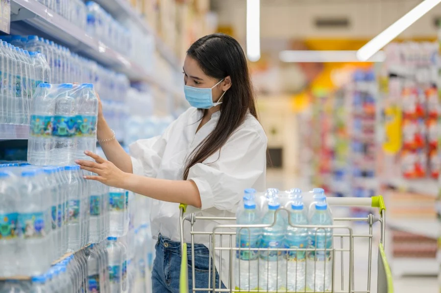 Nước đóng chai trên thị trường có giá trung bình khoảng 10.000đlít