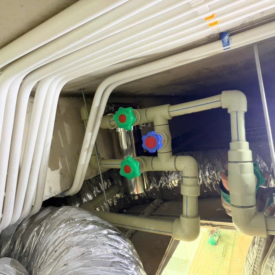 Ảnh thực tế giúp gia chủ hình dung trước mức độ can thiệp vào đường ống và trần kỹ thuật.