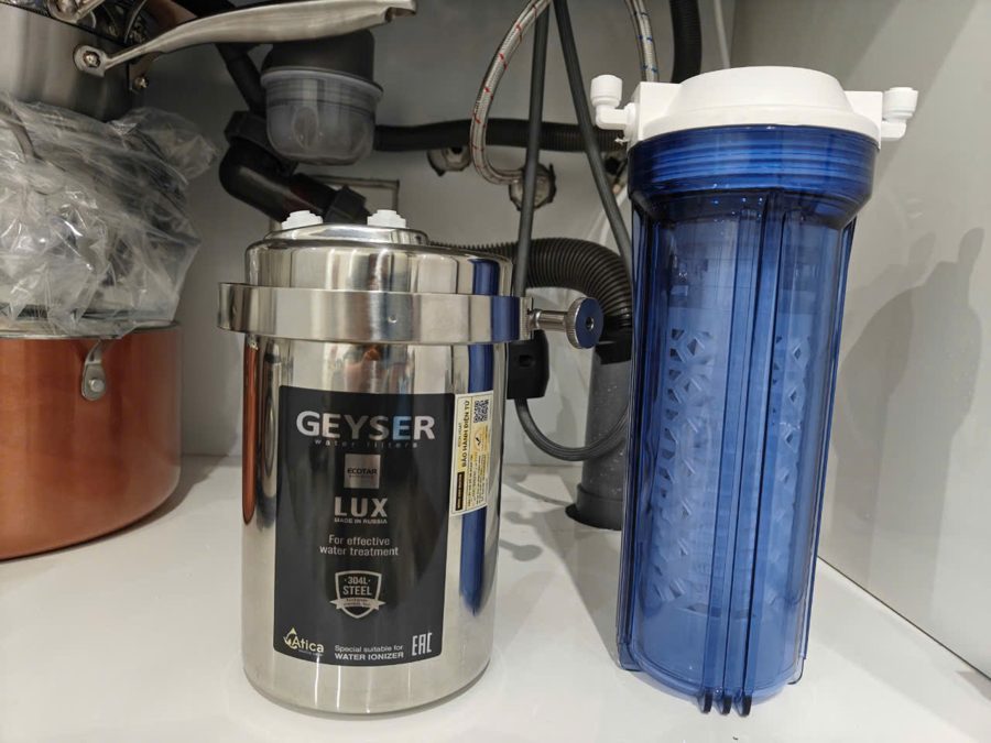 Máy lọc nước không nước thải Geyser Ecotar Lux lắp dưới bồn rửa bếp trong căn hộ